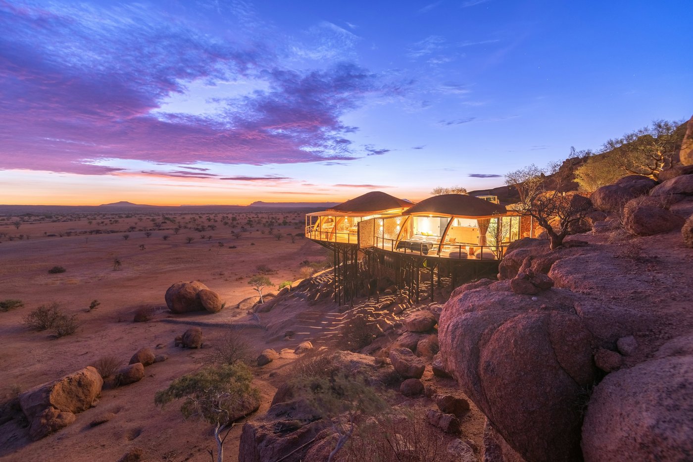 Lodge illuminé au crépuscule, paysage africain
