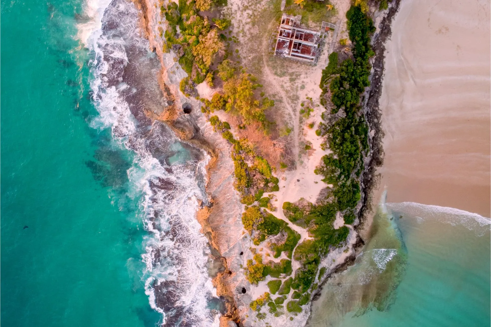 Vue aérienne d'une côte turquoise au Mozambique